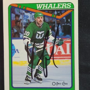 Yvon Corriveau Handsignierte Handsignierte Whalers O Pee Chee NHL Hockey Karte # 120 Nicht verwenden oder tragen Saubere, gestochen scharfe Karte in Hülle 1990 aufbewahrt