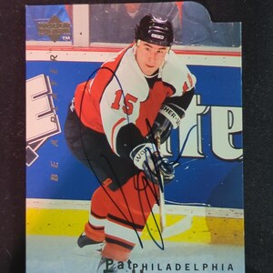 Cartão de hóquei autografado por Pat Falloon Philadelphia Flyers 1996 Upper Deck BAP #S95 Sem uso ou desgaste Cartão limpo e nítido guardado na capa 1996