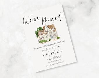 Könnte beinhalten: Eine cremefarbene Ankündigungskarte mit dem Text "We've Moved!" in einer handschriftlichen Schriftart. Sie zeigt eine Aquarellillustration eines Hauses und Details für eine Einweihungsfeier, einschließlich Datum, Uhrzeit und neuer Adresse.