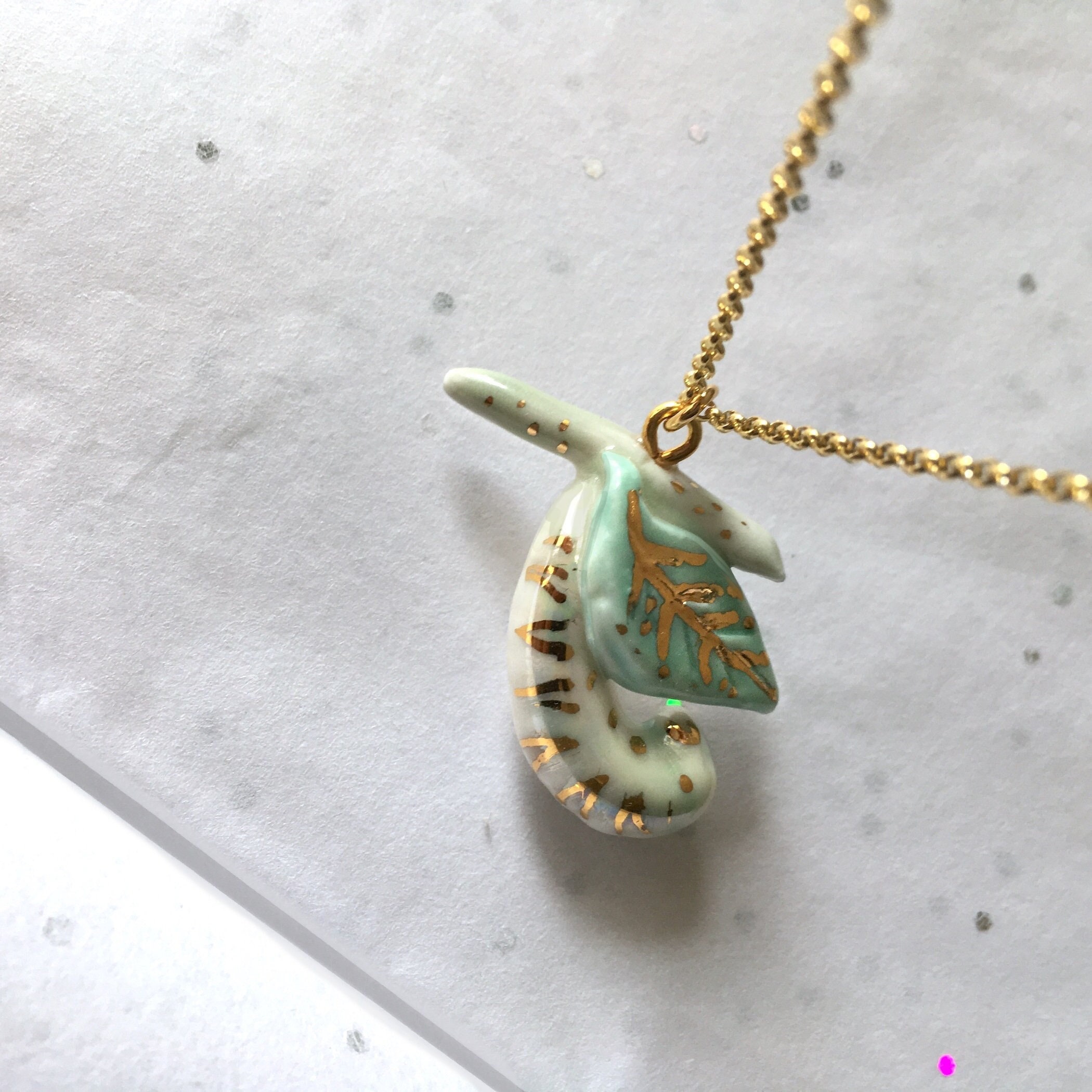 Collier chenille France