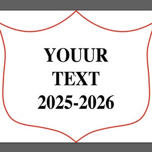 Puede incluir: Un gráfico rectangular blanco con un borde decorativo rojo. El texto "YOUUR TEXT 2025-2026" se muestra en negro, centrado dentro del espacio blanco. El fondo es gris sólido.