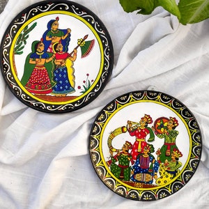 Piatto da parete dipinto a mano Jaipur Rajasthani, decorazione da parete artigianale del Rajasthan, 'Pittura Phad' indiana del Rajasthan, piatti da parete, arte da parete immagine 1