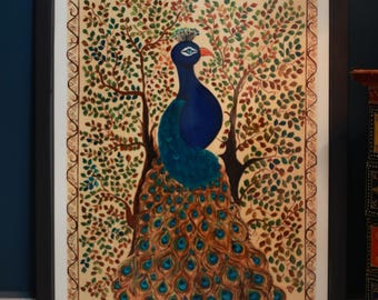 Puede incluir: Una pintura enmarcada de un pavo real con plumas azules y verdes de pie en un árbol con ramas marrones y hojas verdes sobre un fondo crema.