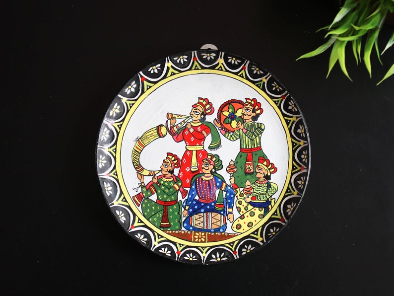 Piatto da parete dipinto a mano Jaipur Rajasthani, decorazione da parete artigianale del Rajasthan, 'Pittura Phad' indiana del Rajasthan, piatti da parete, arte da parete immagine 5