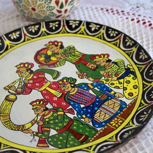Piatto da parete dipinto a mano Jaipur Rajasthani, decorazione da parete artigianale del Rajasthan, 'Pittura Phad' indiana del Rajasthan, piatti da parete, arte da parete immagine 8