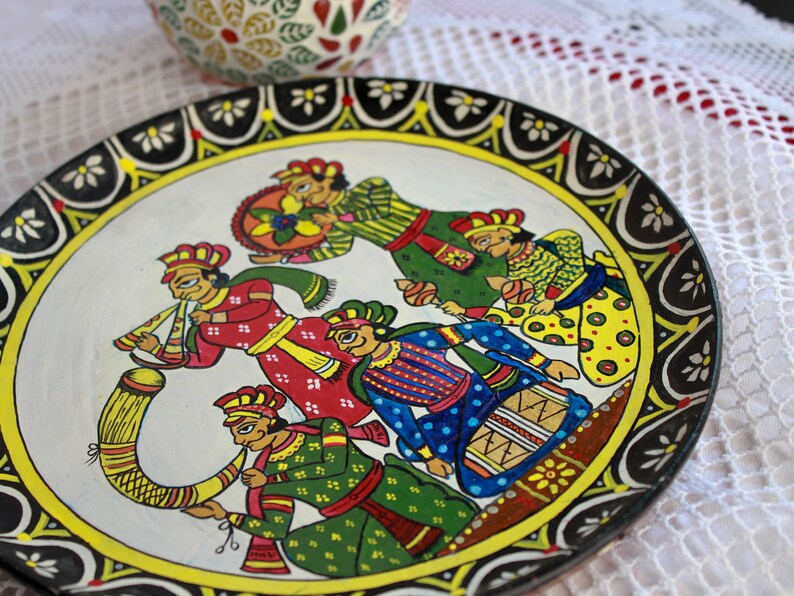 Piatto da parete dipinto a mano Jaipur Rajasthani, decorazione da parete artigianale del Rajasthan, 'Pittura Phad' indiana del Rajasthan, piatti da parete, arte da parete immagine 8