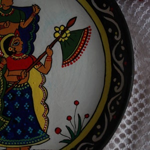 Piatto da parete dipinto a mano Jaipur Rajasthani, decorazione da parete artigianale del Rajasthan, 'Pittura Phad' indiana del Rajasthan, piatti da parete, arte da parete immagine 10