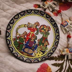 Piatto da parete dipinto a mano Jaipur Rajasthani, decorazione da parete artigianale del Rajasthan, 'Pittura Phad' indiana del Rajasthan, piatti da parete, arte da parete immagine 4