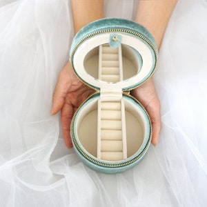Leashed Round Jewelry Case, 100% Italian High Quality Velvet, Personalized Jewelry Case, Christmas & Holiday Gift, Bridesmaid, Wedding