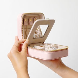 Benutzerdefinierte Schmuckschatulle, personalisierte Schmuckschatulle, Leder Reise Schmuckschatulle, Brautjungfer Geschenke, Geschenk für sie, Organizer Box Ring Lagerung