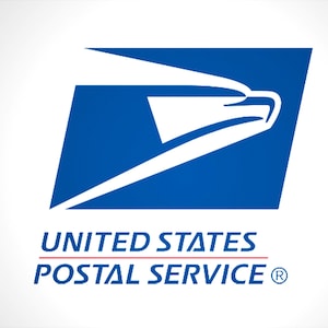 Könnte beinhalten: Das Logo des United States Postal Service zeigt ein blaues Quadrat mit einem weißen Adler im Flug. Unter dem Quadrat steht der Text "UNITED STATES POSTAL SERVICE" mit einer roten Linie darüber und einem eingetragenen Warenzeichen rechts.