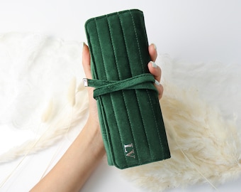 Joyero enrollable de terciopelo italiano de alta calidad, de ante, ideal como regalo de Navidad o para ocasiones especiales. También sirve como soporte para joyas y es un regalo personalizado para bodas y damas de honor.