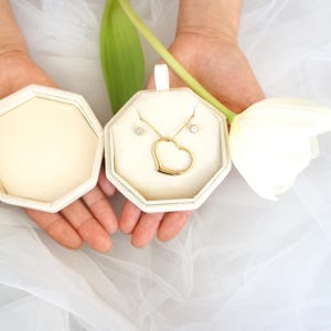 ネックレスやイヤリング用のパーソナライズされたジュエリーボックス。バレンタインデーやホリデーギフト、結婚式、記念日、ジュエリーケース、花嫁介添人のプロポーズなどに最適です。