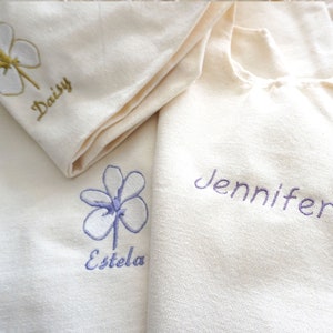 Personalisierte Tasche, Name Tragetasche, Brautjungfer Tragetaschen, Alltags Tragetasche, Benutzerdefinierte Name Tragetasche mit Blumen, personalisiertes Geschenk bestickt