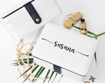 Joyero personalizado de piel de dos niveles, ideal como regalo de Navidad o para ocasiones especiales. También sirve como organizador y estuche para accesorios. Perfecto para mujeres y damas de honor.