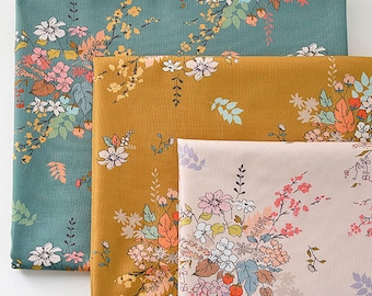 Op de afbeelding: Drie stofstalen met een bloemenpatroon. De stalen zijn teal, mosterdgeel en lichtroze. Het bloemenpatroon is een delicate lijntekening van bloemen en bladeren.