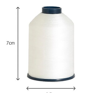 Puede incluir: Una bobina de hilo blanco con parte superior e inferior azules, que mide 7 cm de alto y 4,7 cm de ancho.