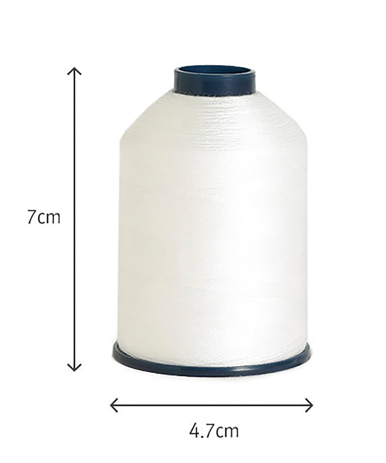 Puede incluir: Una bobina de hilo blanco con parte superior e inferior azules, que mide 7 cm de alto y 4,7 cm de ancho.