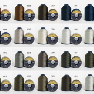 Puede incluir: Veinte carretes de hilo en varios colores, incluyendo marr&oacute;n, beige, gris, verde y azul. Cada carrete est&aacute; etiquetado con un n&uacute;mero, como C061, C062, etc. El hilo es para coser y acolchar.
