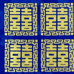 Puede incluir: Cuatro símbolos chinos dorados de doble felicidad sobre un fondo azul. Los símbolos están rodeados por un borde decorativo.
