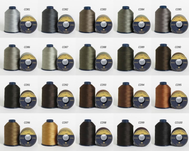 Puede incluir: Un conjunto de 20 carretes de hilo en varios colores, incluyendo gris, marr&oacute;n, verde y beige. Cada carrete est&aacute; etiquetado con un n&uacute;mero, como "CO81" y "CO96".