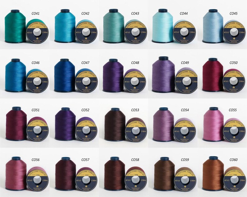 Puede incluir: Una colecci&oacute;n de 20 carretes de hilo en varios colores, incluyendo turquesa, azul, morado, burdeos y marr&oacute;n. Cada carrete est&aacute; etiquetado con un n&uacute;mero, como C041, C042, etc. Los carretes est&aacute;n dispuestos en cuatro filas de cinco carretes cada una.