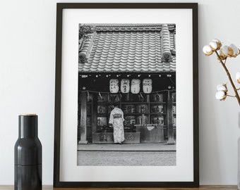DIGITAL: Japan Print / Japan Poster / Japan Printable / Black and White Japan Scene / Woman in Kyoto Poster / Kyoto Print / Kyoto Poster