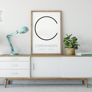 Könnte beinhalten: Ein Set aus drei Keramikbechern mit gesprenkelter, matter Oberfläche. Die Becher sind in Creme-, Hellgrau- und Dunkelgrautönen gehalten. Jeder Becher hat ein schlichtes, minimalistisches Design, für Kaffee oder Tee.