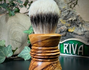 Olive wood shaving brush. 30 mm silvertip