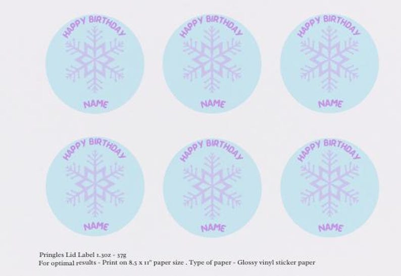 Pode incluir: Seis autocolantes redondos azuis claros com um floco de neve roxo. Cada autocolante tem as palavras "HAPPY BIRTHDAY" no topo e "NAME" na parte inferior. Para anivers&aacute;rios.