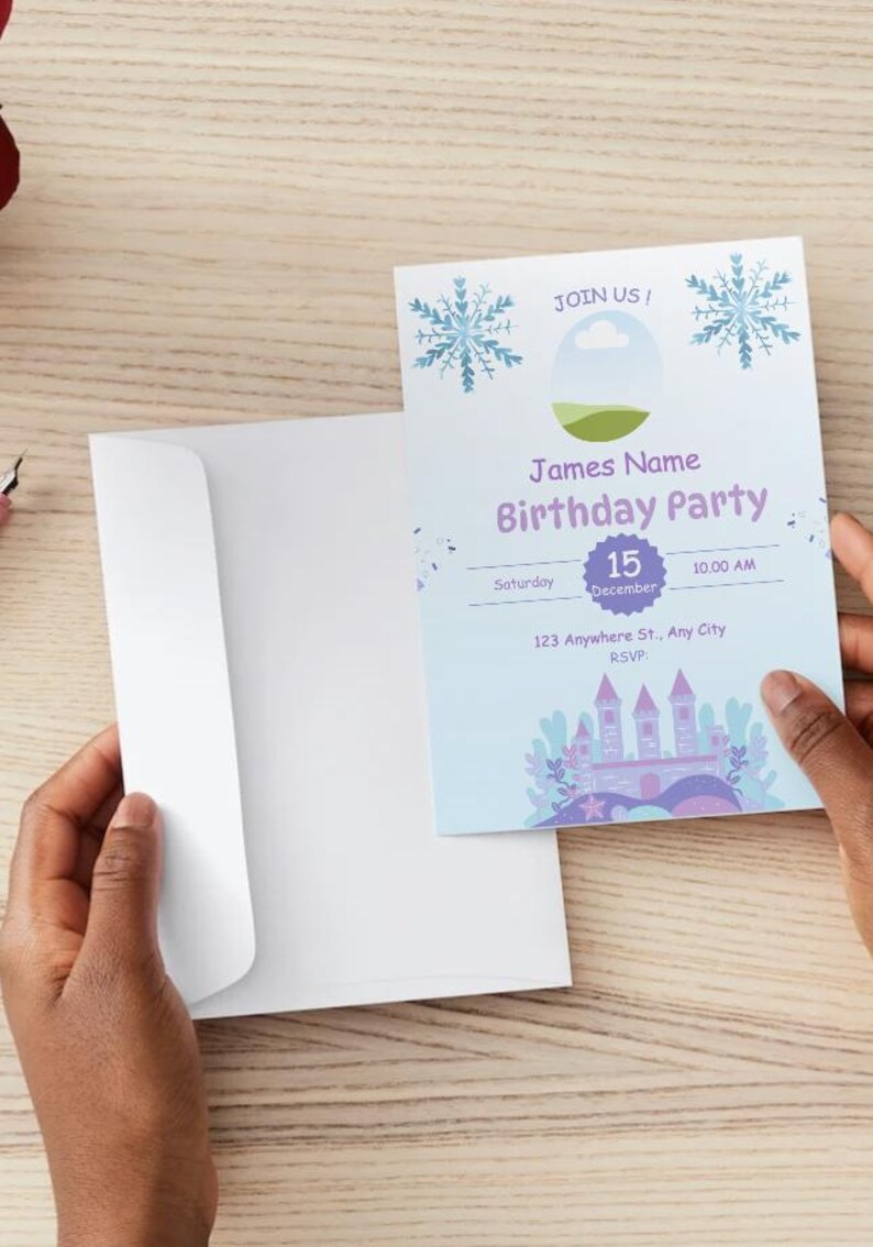 Pode incluir: Um convite de anivers&aacute;rio com um envelope branco. O cart&atilde;o de convite tem um fundo azul claro com ilustra&ccedil;&otilde;es de flocos de neve e castelo. O texto inclui "James Name Birthday Party" e informa&ccedil;&otilde;es de data.