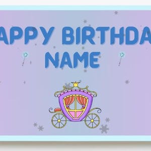 Pode incluir: Bandeira azul clara com o texto "HAPPY BIRTHDAY NAME" em azul. A bandeira apresenta ilustra&ccedil;&otilde;es da Cinderela em um vestido azul e uma carruagem puxada por cavalos. Acentos de flocos de neve e estrelas s&atilde;o espalhados pela bandeira.