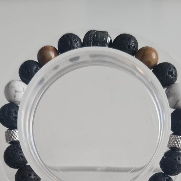 Bracelet en pierre de lave, howlite et bois fossile.