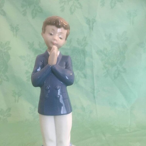 Lladro Nao First Communion "Time to Pray" figurine.