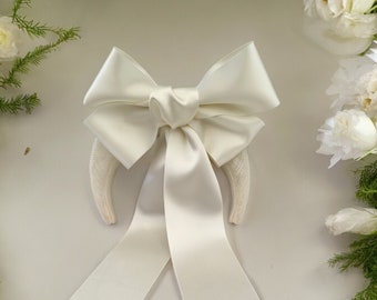 Ivory Satin Sailor Bogen Stirnband Fascinator, auf einer Sinamay Halo Basis, mit Schwänzen