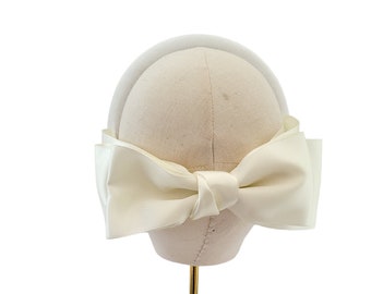 Braut-Fascinator aus elfenbeinfarbenem Satin mit Schleife auf der Rückseite, auf einem gepolsterten Samt-Stirnband, optionale Schwänze