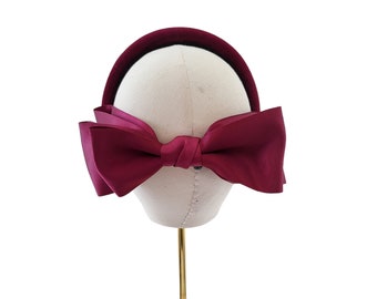 Burgund Weinrot Satin Zurück Bow Haarband Fascinator, auf einem gepolsterten Samt Haarreif, optional mit Endstücken