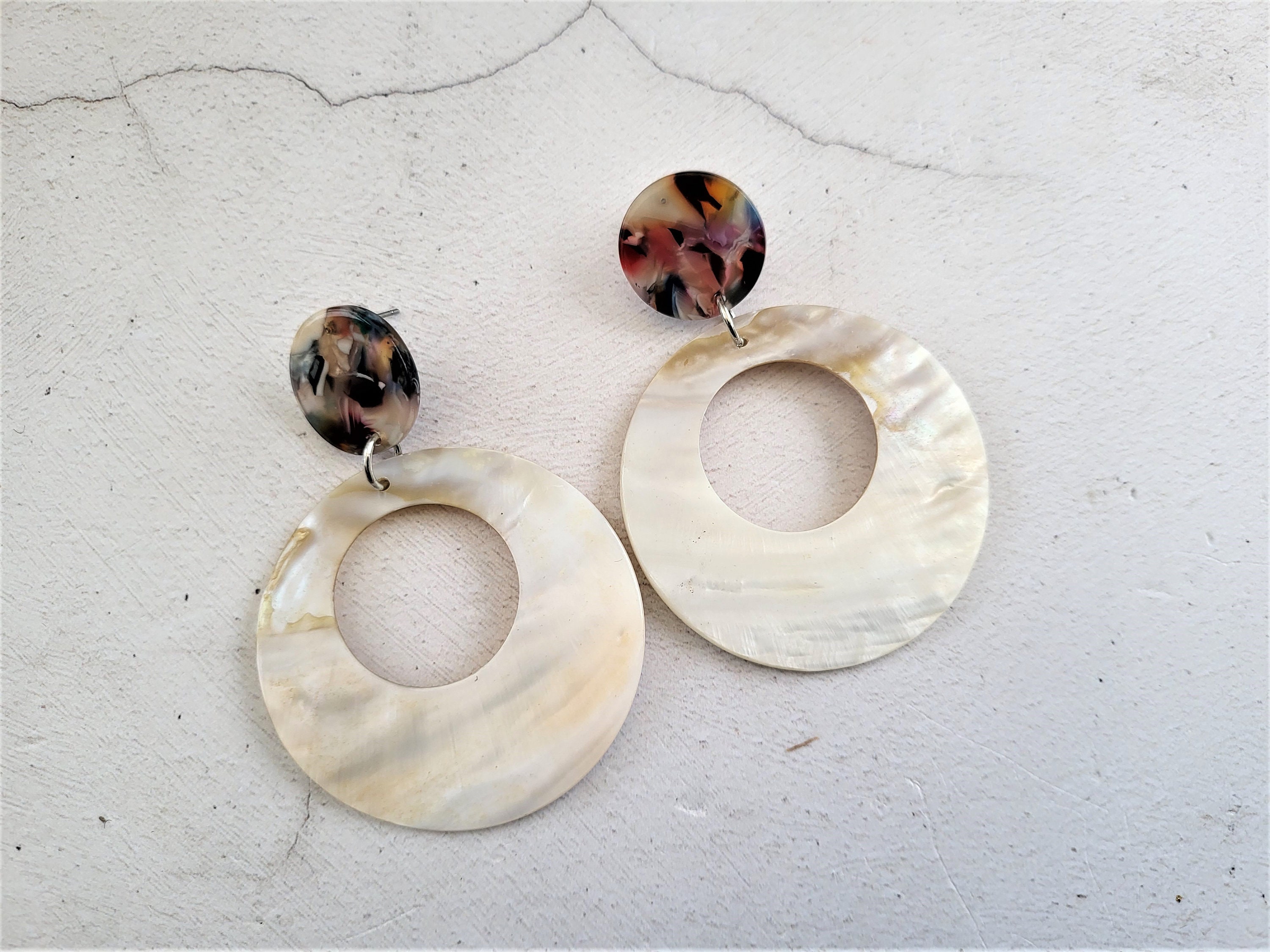 Boucles D'oreilles Pendantes Nacrée Beige Ivoirin - Métal Doré Tonneau 7 Faces - Occasion