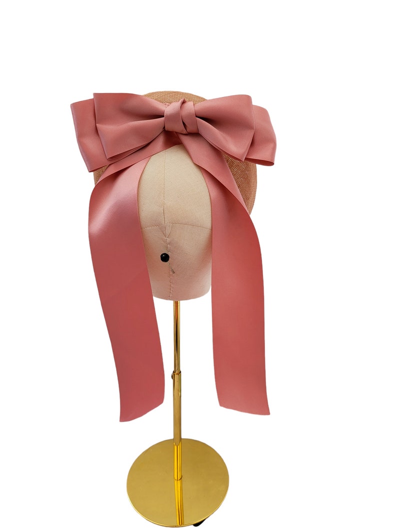 Bibis bandeau avec nœud dans le dos en satin rose poudré, sur une base de halo Sinamay, avec des queues image 5