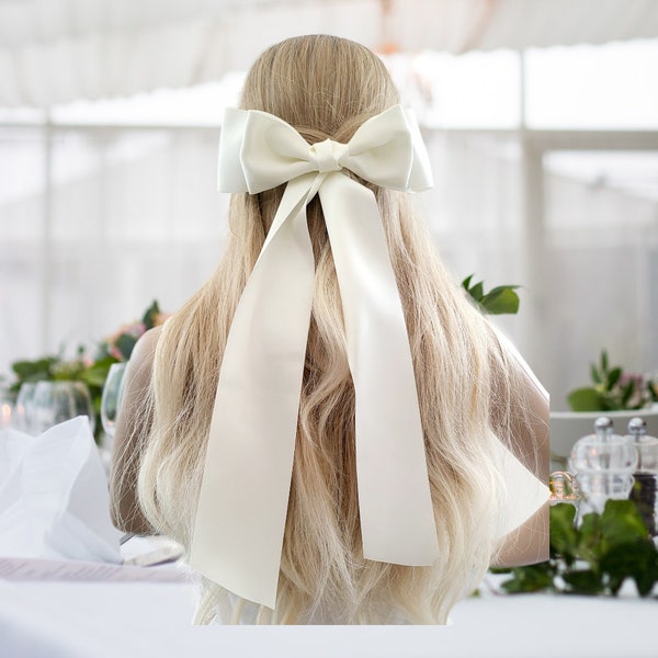 Große Ivory Satin Schleife Haarspange mit langen Schwänzen, Fascinator, Braut oder Brautjungfer, Doppelschleife 22 cm breit,