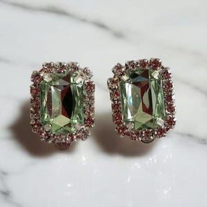 Örhängen med klämma i gröna diamanter – 1,8 cm droppe, silverfärgad, rektangulär klusterdesign, liten