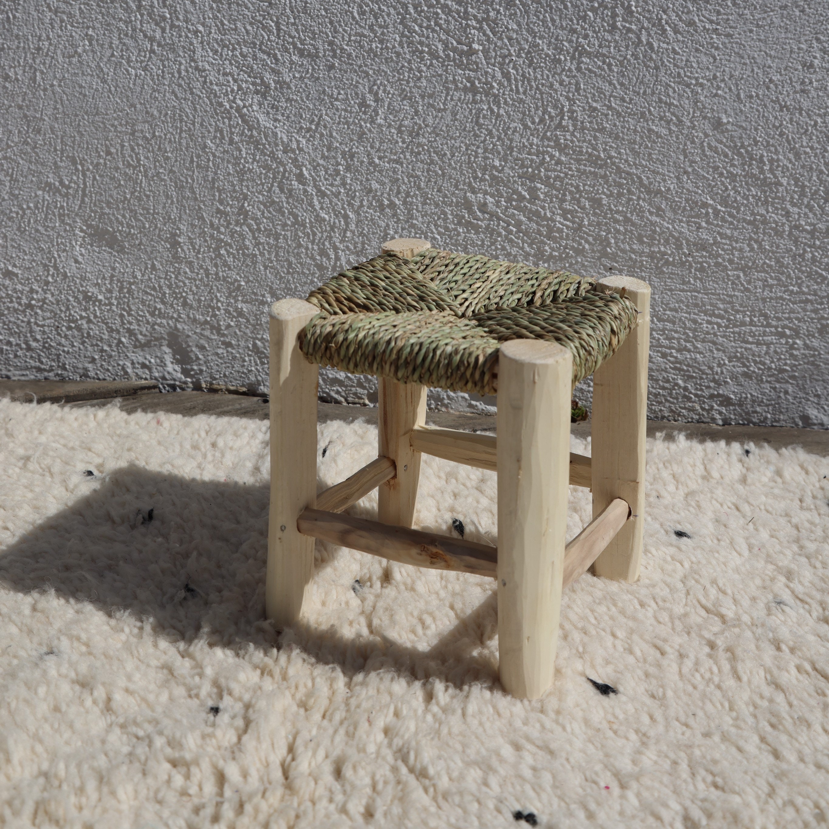 Tabouret Marocain Artisanal 20 cm en Feuilles de Palmier et Bois Pour Décoration