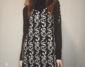 Vestido midi com alças e amarração em formato de tentáculos