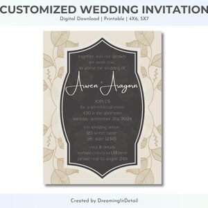 Puede incluir: Invitación de boda personalizada con fondo beige y detalles florales. La invitación presenta un elemento central en forma de escudo gris oscuro con los nombres "Arwen & Aragorn". El texto incluye detalles del evento.