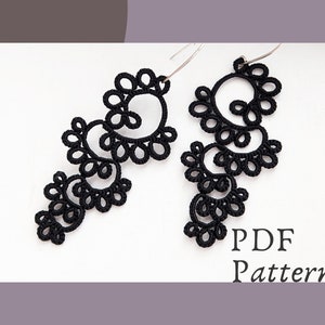 Può includere: Un paio di orecchini in crochet nero con un design delicato e intricato. Gli orecchini sono appesi a ganci argentati. L'immagine include il testo "PDF Pattern".
