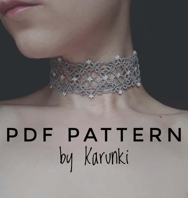 Pode incluir: Um colar de choker de croch&ecirc; cinza com contas brancas. O colar est&aacute; no pesco&ccedil;o de uma modelo. O texto "PDF PATTERN by Karunki" est&aacute; abaixo do colar.