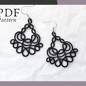 Può includere: Un paio di orecchini neri fatti a mano con un design traforato unico. Gli orecchini sono realizzati in un materiale ad anello e presentano una forma decorativa a forma di lampadario. Il testo "PDF Pattern" è incluso.