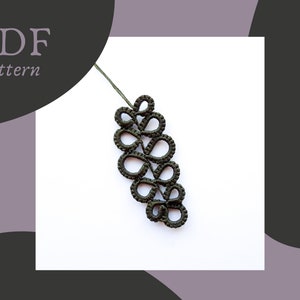 Peut inclure: Un modèle PDF pour un motif de dentelle crochetée vert foncé. Le motif est une série de boucles reliées qui ressemblent à une feuille ou à une branche.