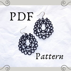 Può includere: Modello PDF per un paio di orecchini neri all'uncinetto. Gli orecchini sono circolari e presentano un design delicato e intricato.