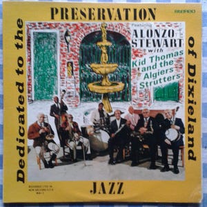 Könnte beinhalten: Ein Vintage-Vinyl-Schallplattencover mit einer Band namens "Alonzo Stewart with Kid Thomas and the Algiers Strutters". Das Album trägt den Titel "Preservation of Dixieland Jazz" und zeigt eine farbenfrohe Illustration einer Band, die vor einem Backsteingebäude mit einem Springbrunnen spielt.